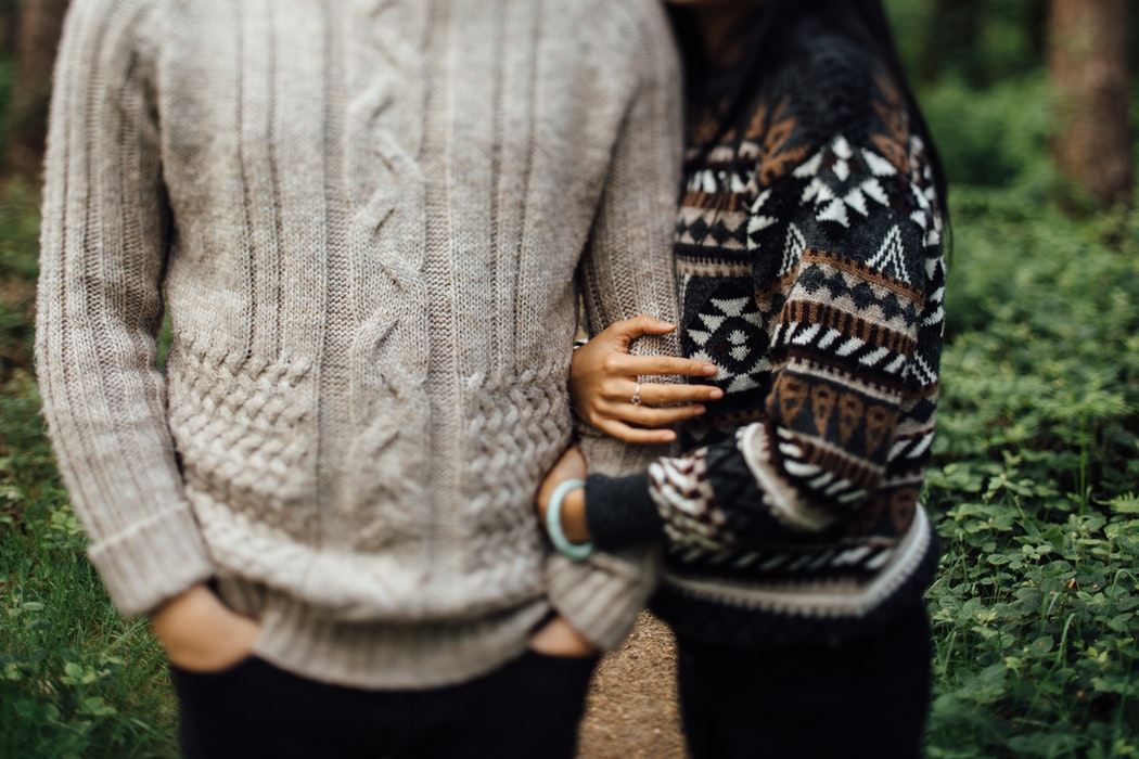 Ideias de fotos de outono para Instagram - um casal de blusas