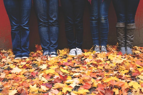 Ideias para fotos de outono no Instagram - folhas sob seus pés