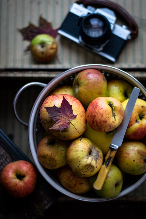 Ideias de fotos de outono para Instagram - maçãs em cima da mesa