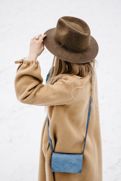 ideias de fotos de outono para instagram - uma garota de chapéu