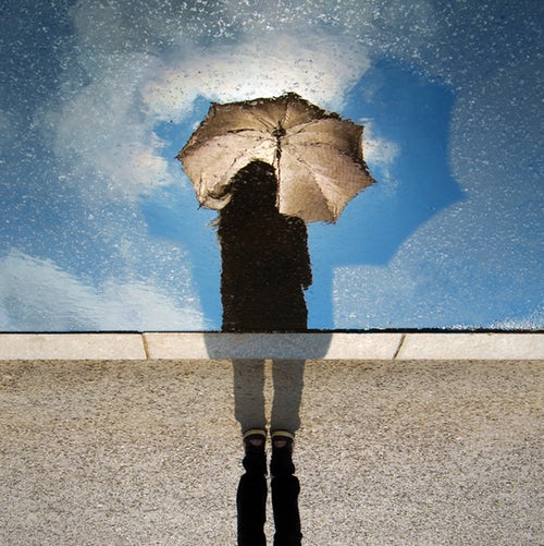 ideias de fotos de outono para instagram - reflexão com guarda-chuva