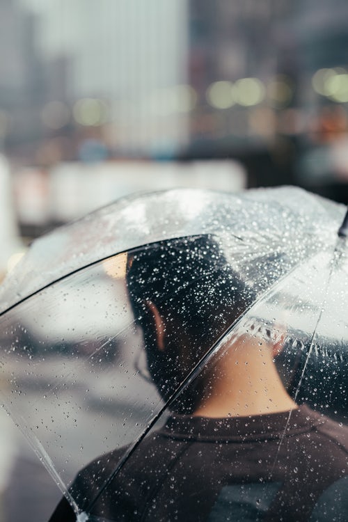 ideias de fotos de outono para instagram - um guarda-chuva na chuva