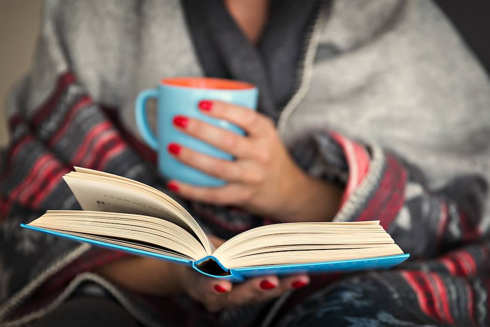 Ideias de fotos de outono para Instagram - leia um livro embrulhado em uma manta