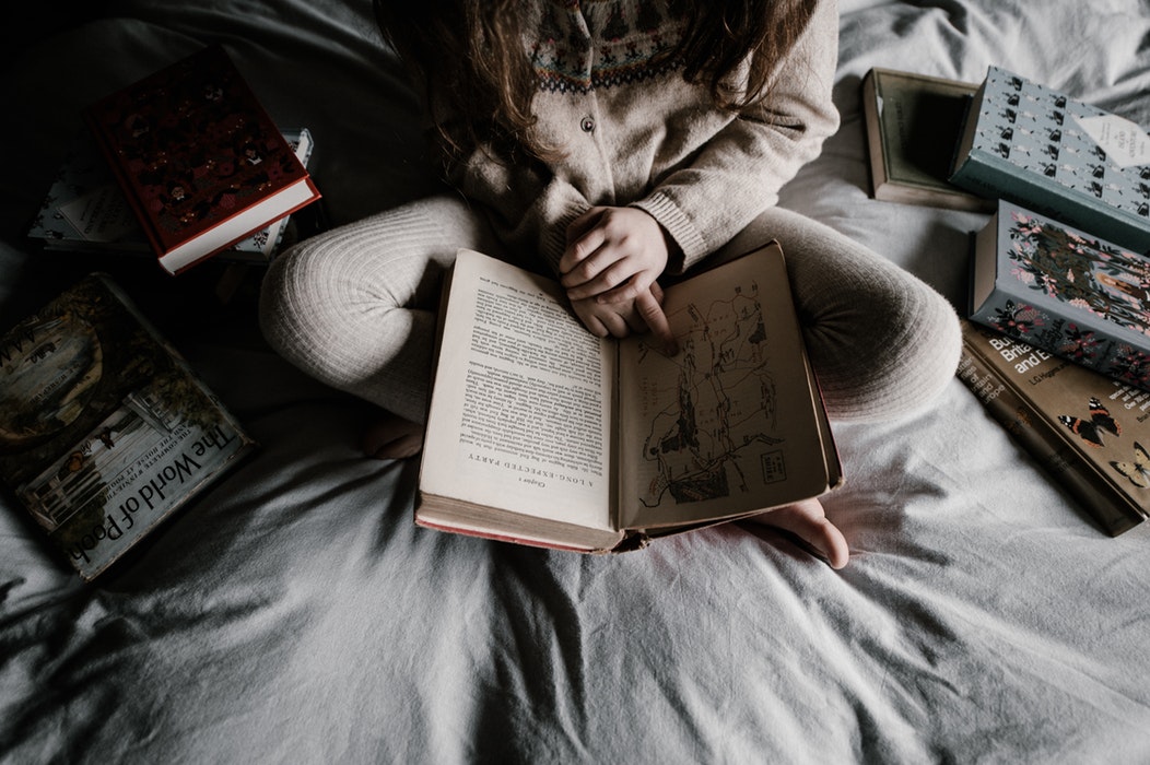 ideias de fotos de outono para instagram - leia um livro na cama