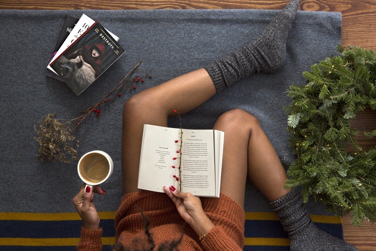 Ideias de fotos de outono para Instagram - garota com café e um livro