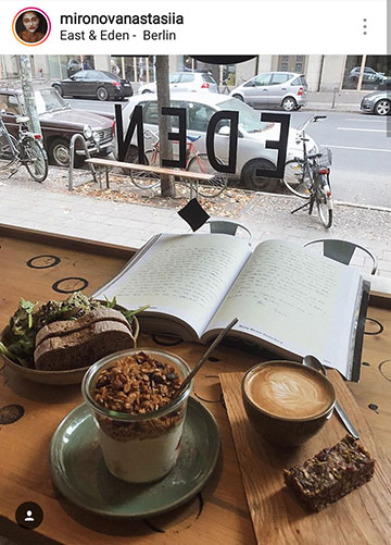 Ideias de fotos de outono para Instagram - leia um livro em um café