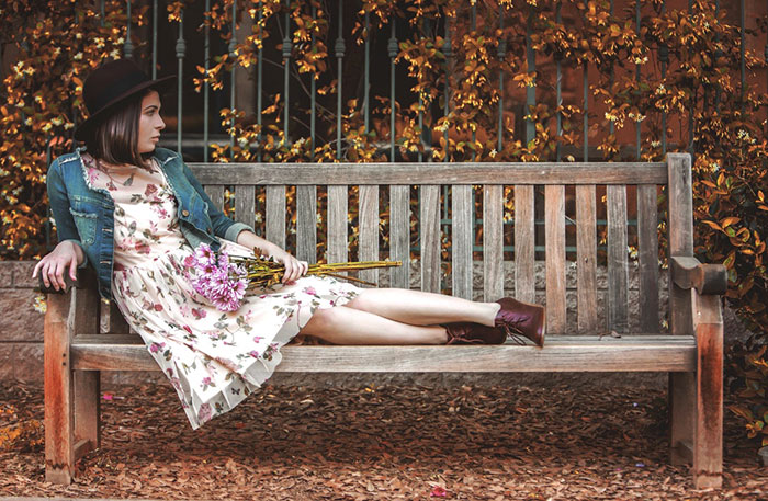 Ideias de fotos de outono para Instagram - uma garota em um banco