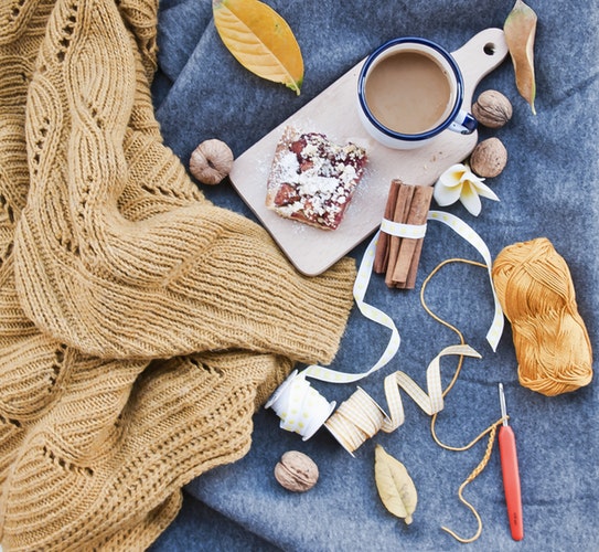 Idéias de fotos de outono para Instagram - blusa de café plana com layout