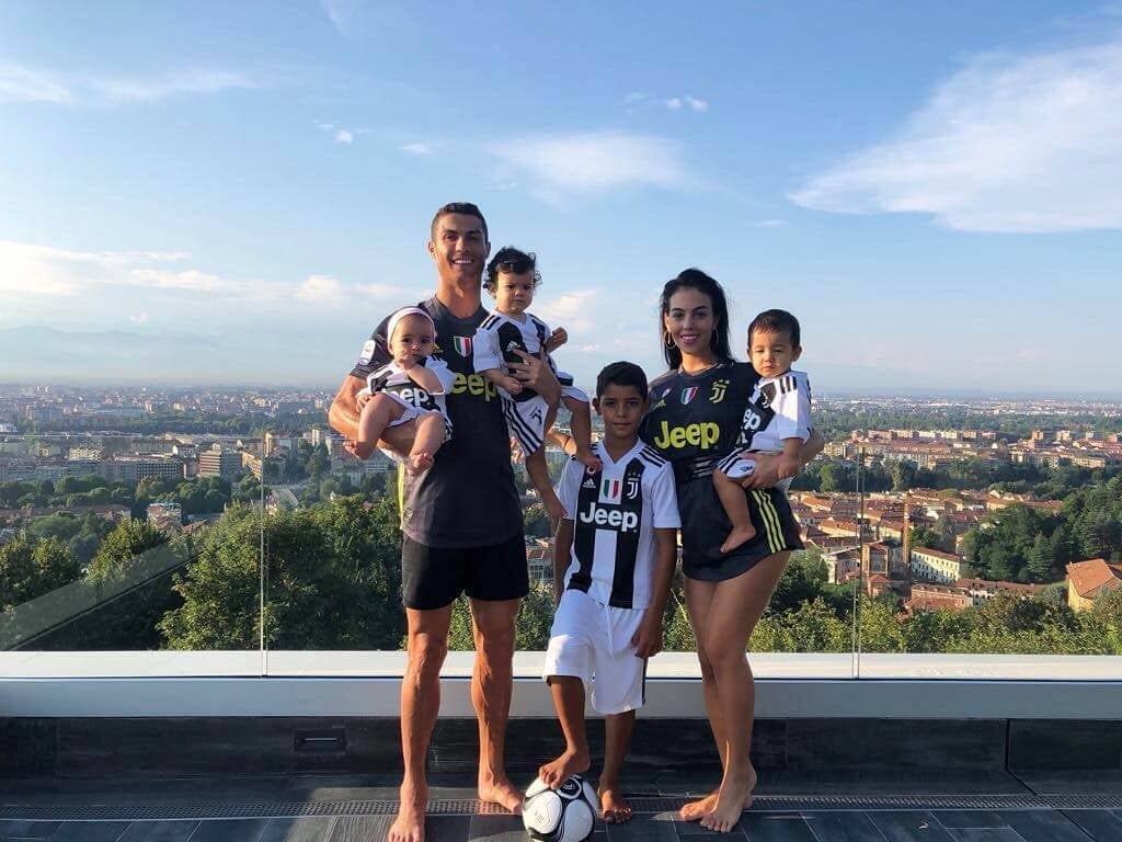 Cristiano Ronaldo com sua família no Instagram