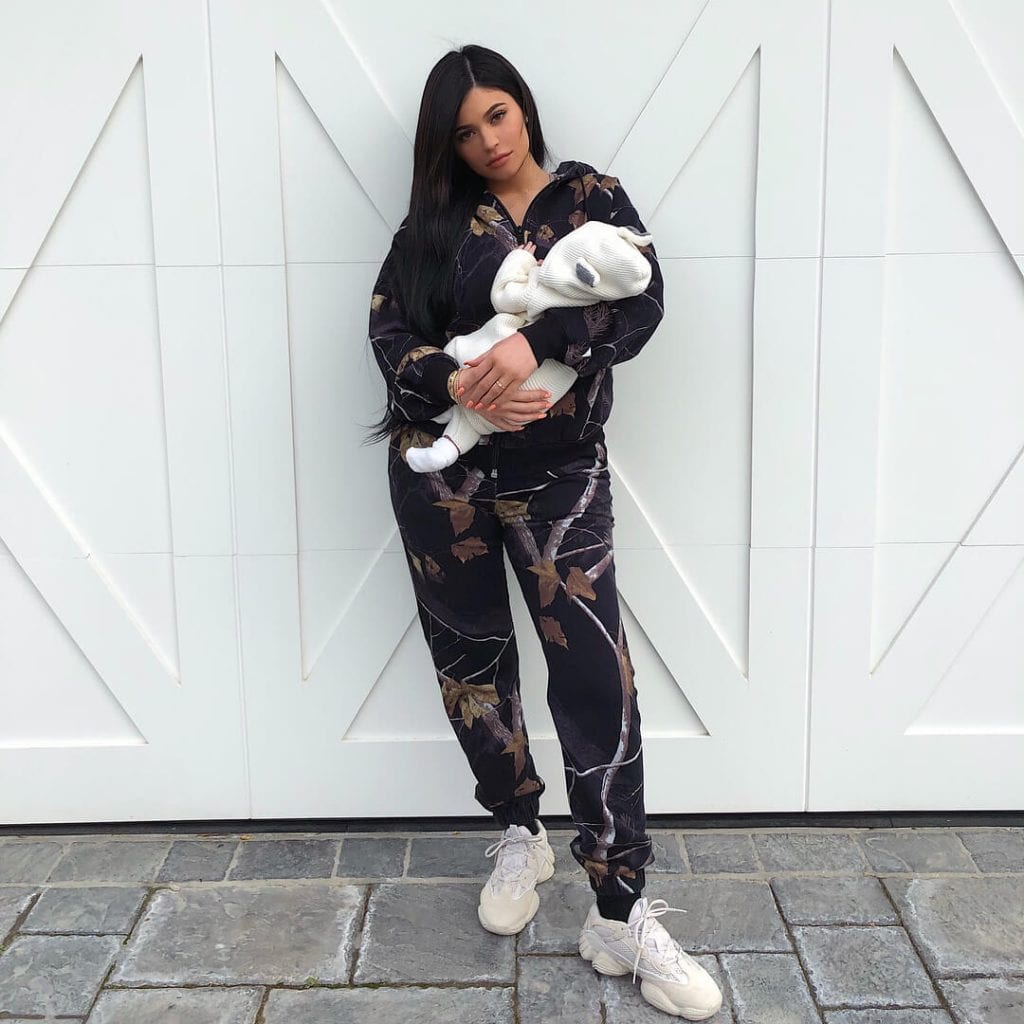 Kylie Jenner com uma filha que virou mês no Instagram