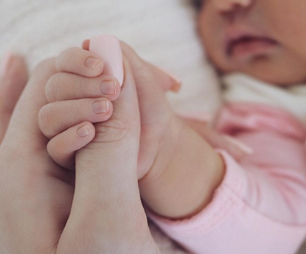 Kylie Jenner com sua filha recém-nascida Instagram